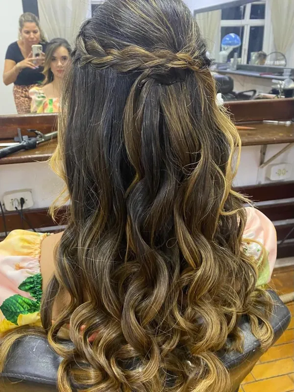 Cabelo longo com ondas brilhantes e trança no semipreso